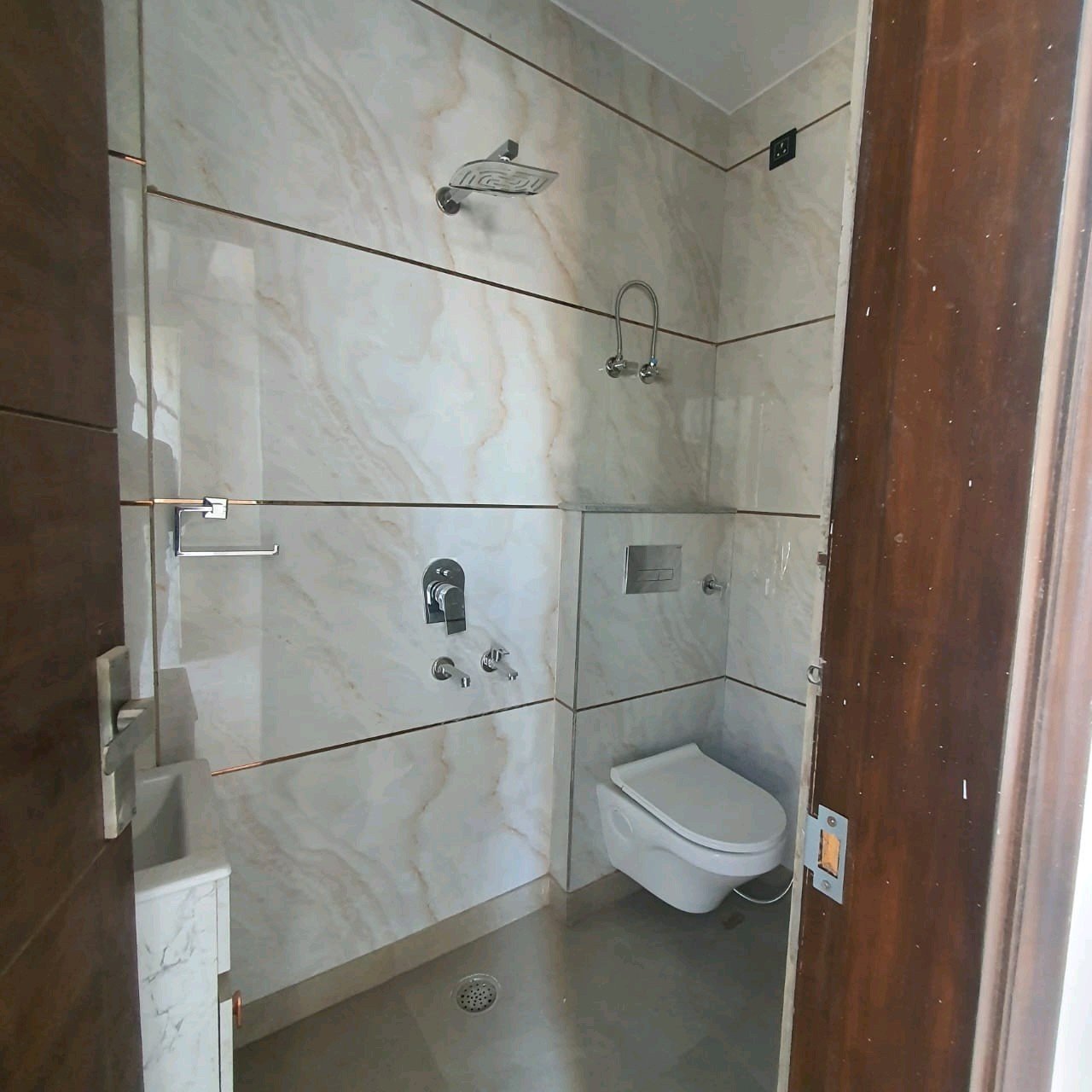 A newly constructed 2 BHK top-floor builder floor in C6B Block Janakpuri featuring 2 washrooms, a roof porta cabin, and an additional roof bathroom.