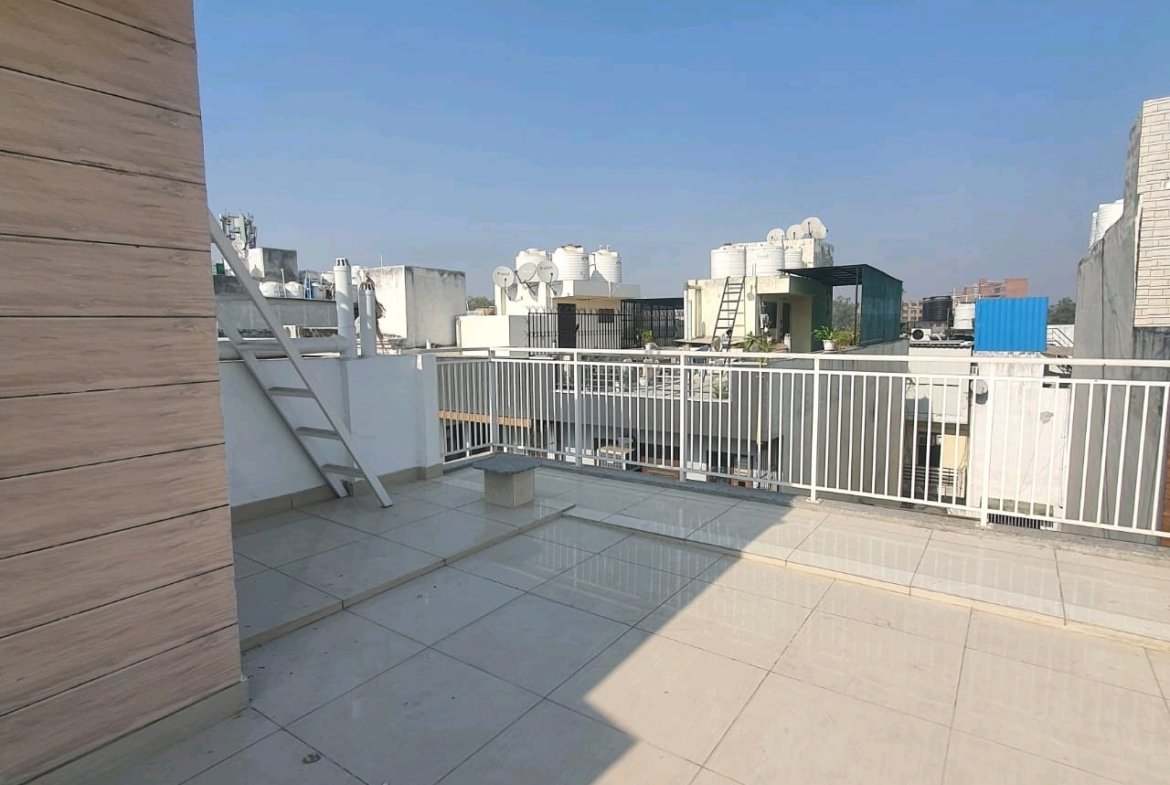 A well-designed 80 gaj top-floor builder floor in C4F Block Janakpuri with roof rights, 2 BHK + 1 room set, ACs fitted, chimney, and corner north-facing advantage.