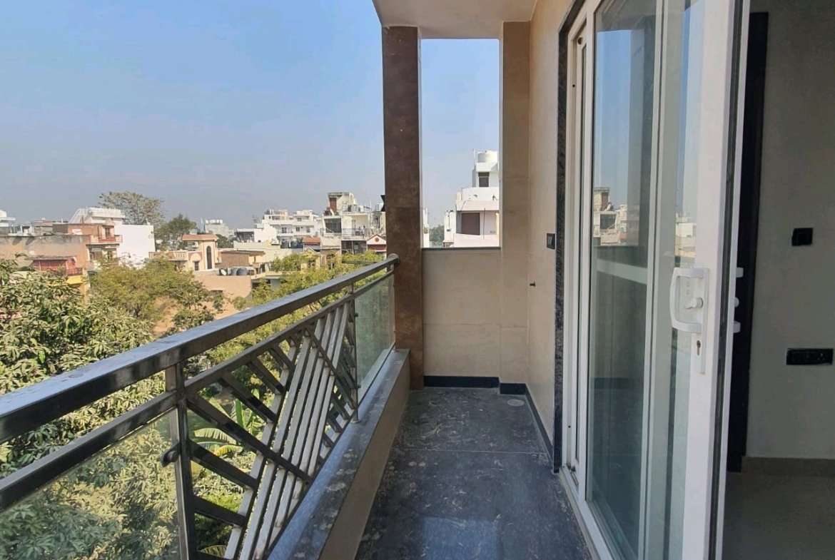 A newly constructed 2 BHK top-floor builder floor in C6B Block Janakpuri featuring 2 washrooms, a roof porta cabin, and an additional roof bathroom.