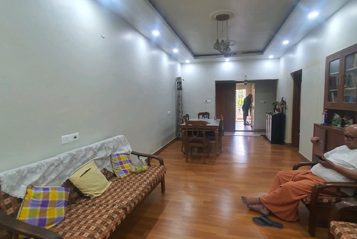 A beautifully renovated first-floor DDA Big MIG 3 BHK corner flat in C4A Block Janakpuri, offering comfort, convenience, and excellent location