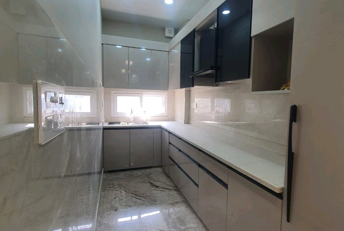 A newly built 2 BHK top-floor builder floor in C4F Block Janakpuri with roof rights and south-facing frontage—bright, modern, and perfect for end-use buyers.