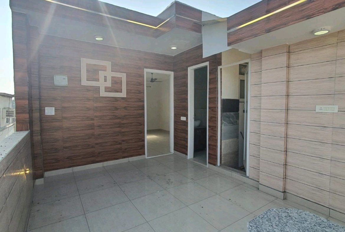 A well-designed 80 gaj top-floor builder floor in C4F Block Janakpuri with roof rights, 2 BHK + 1 room set, ACs fitted, chimney, and corner north-facing advantage.