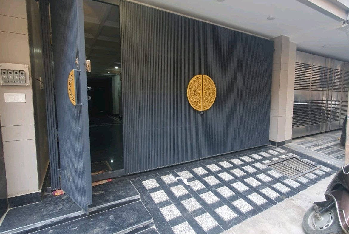 A newly built 2 BHK top-floor builder floor in C4F Block Janakpuri with roof rights and south-facing frontage—bright, modern, and perfect for end-use buyers.