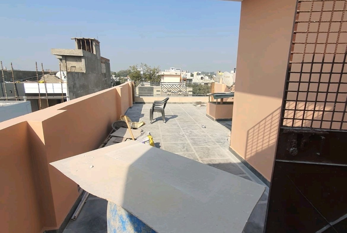 A newly constructed 2 BHK top-floor builder floor in C6B Block Janakpuri featuring 2 washrooms, a roof porta cabin, and an additional roof bathroom.