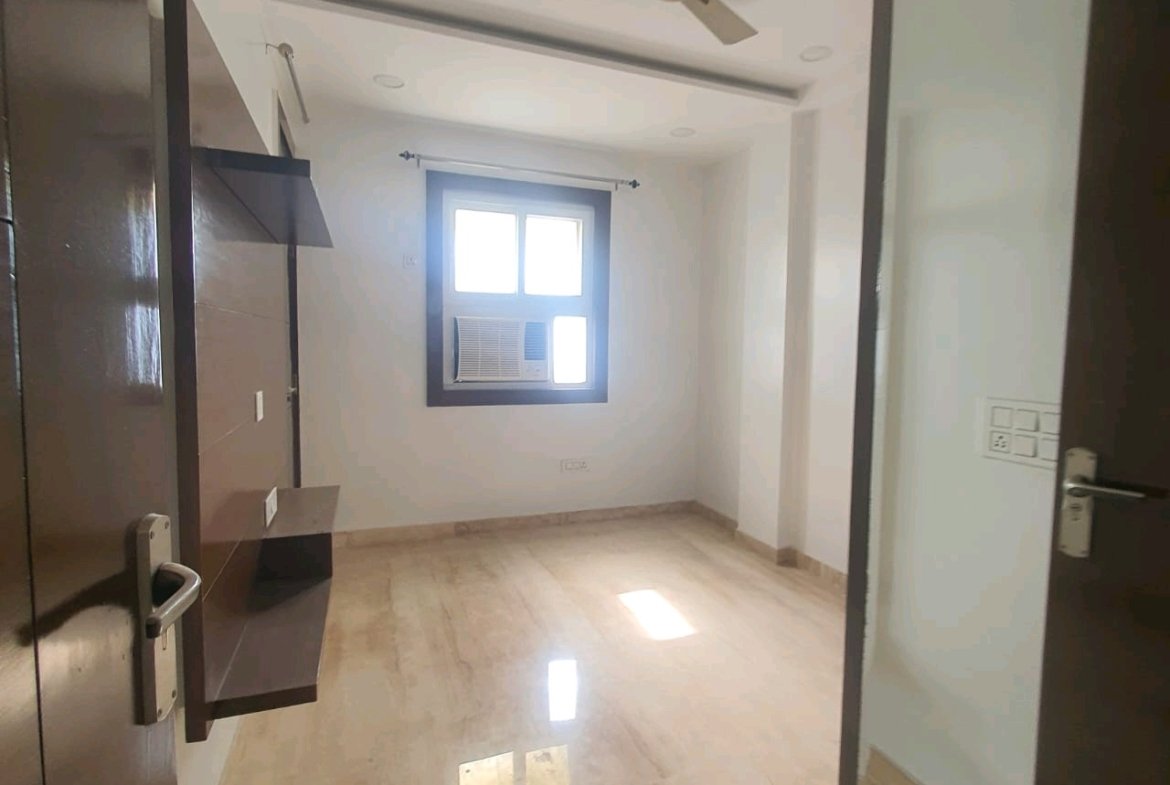 A well-designed 80 gaj top-floor builder floor in C4F Block Janakpuri with roof rights, 2 BHK + 1 room set, ACs fitted, chimney, and corner north-facing advantage.