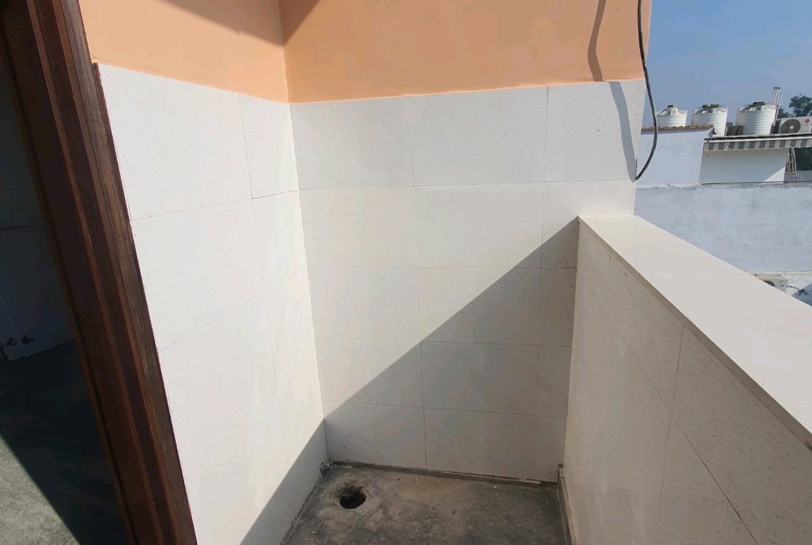A newly constructed 2 BHK top-floor builder floor in C6B Block Janakpuri featuring 2 washrooms, a roof porta cabin, and an additional roof bathroom.