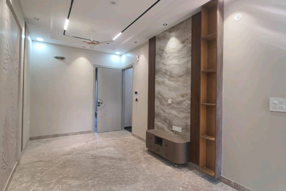 A newly built 2 BHK top-floor builder floor in C4F Block Janakpuri with roof rights and south-facing frontage—bright, modern, and perfect for end-use buyers.