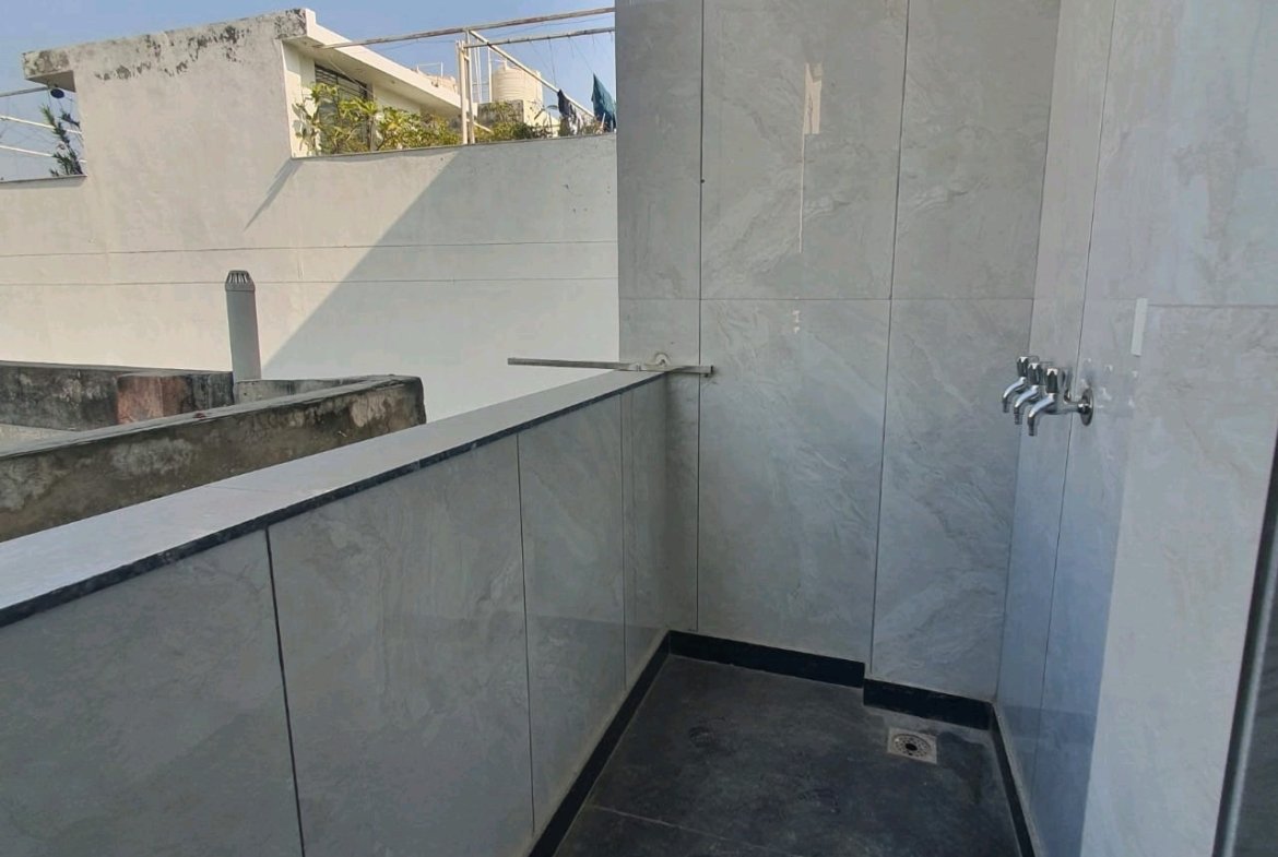 A newly built 2 BHK top-floor builder floor in C4F Block Janakpuri with roof rights and south-facing frontage—bright, modern, and perfect for end-use buyers.