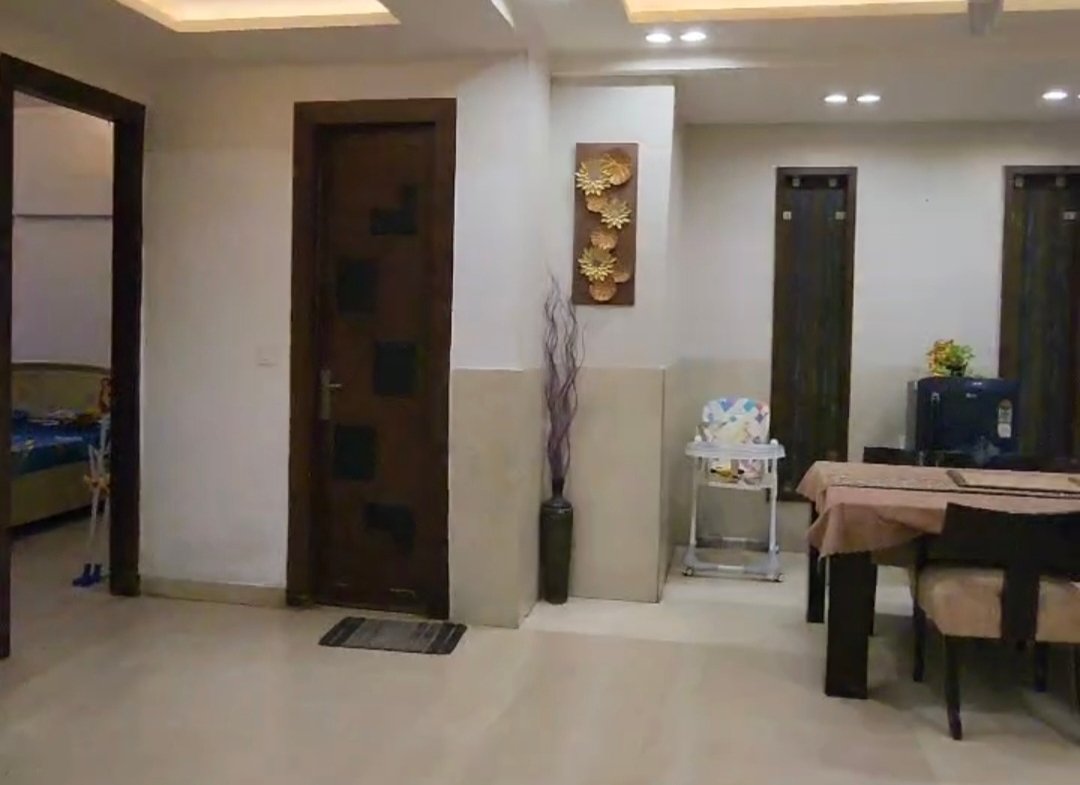 A spacious 419 gaj first-floor 4 BHK in B1 Block Janakpuri with lift, driveway car parking, and prime on-road location.