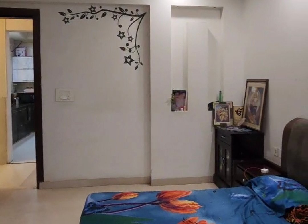 A spacious 419 gaj first-floor 4 BHK in B1 Block Janakpuri with lift, driveway car parking, and prime on-road location.