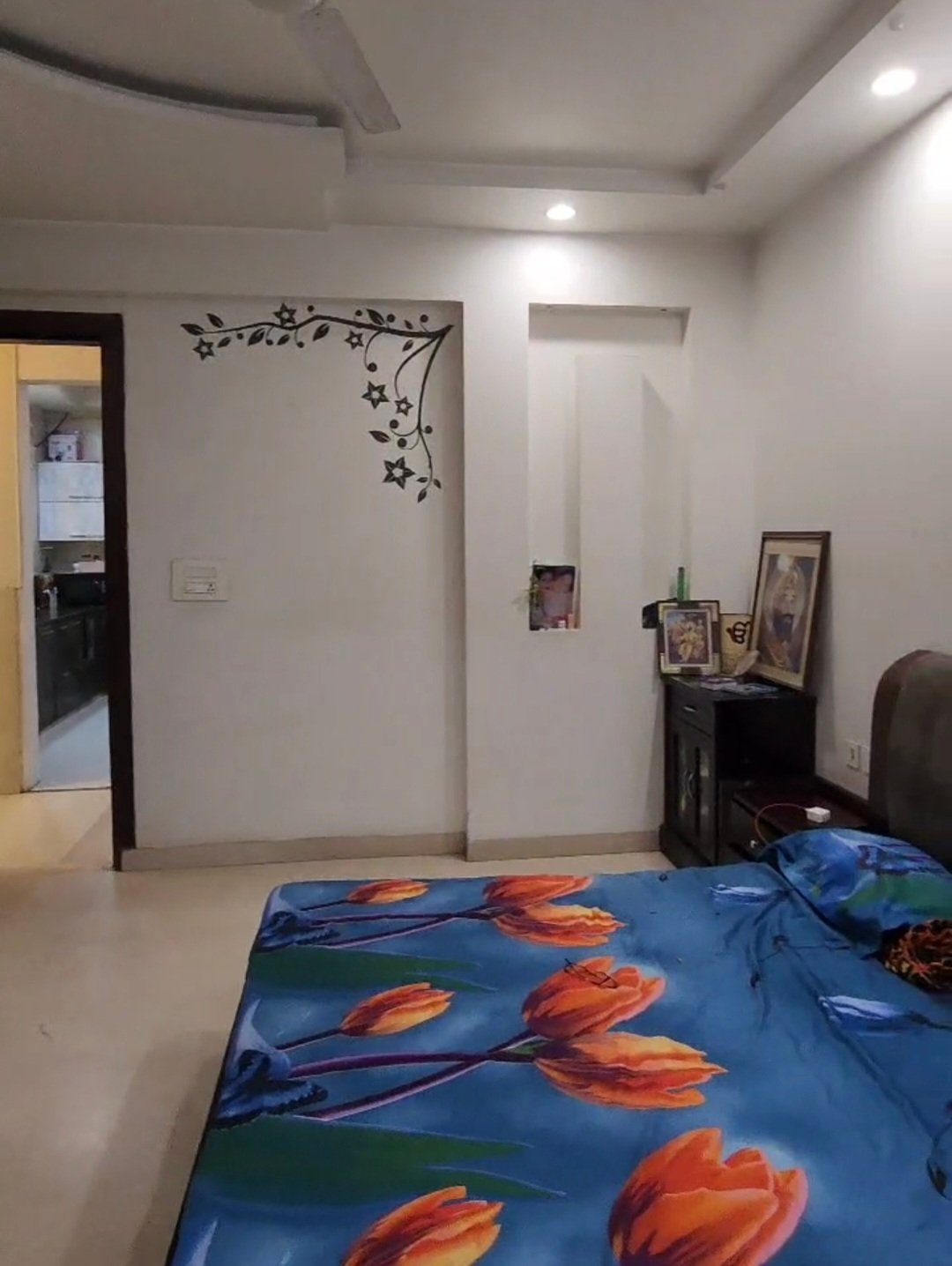 A spacious 419 gaj first-floor 4 BHK in B1 Block Janakpuri with lift, driveway car parking, and prime on-road location.