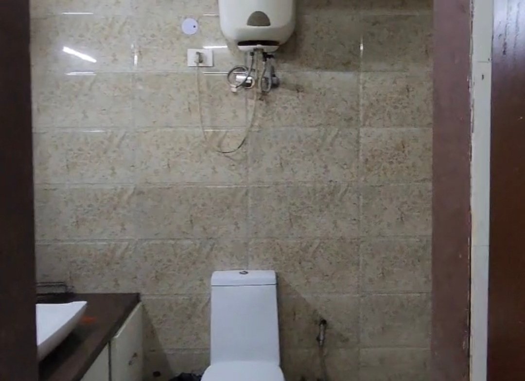 A spacious 419 gaj first-floor 4 BHK in B1 Block Janakpuri with lift, driveway car parking, and prime on-road location.