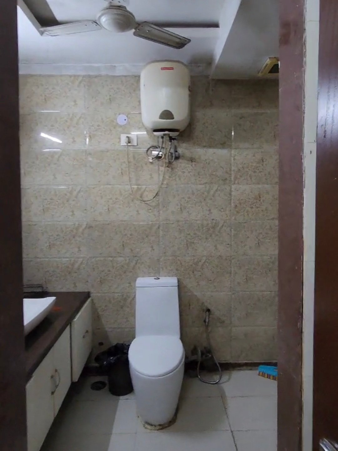 A spacious 419 gaj first-floor 4 BHK in B1 Block Janakpuri with lift, driveway car parking, and prime on-road location.