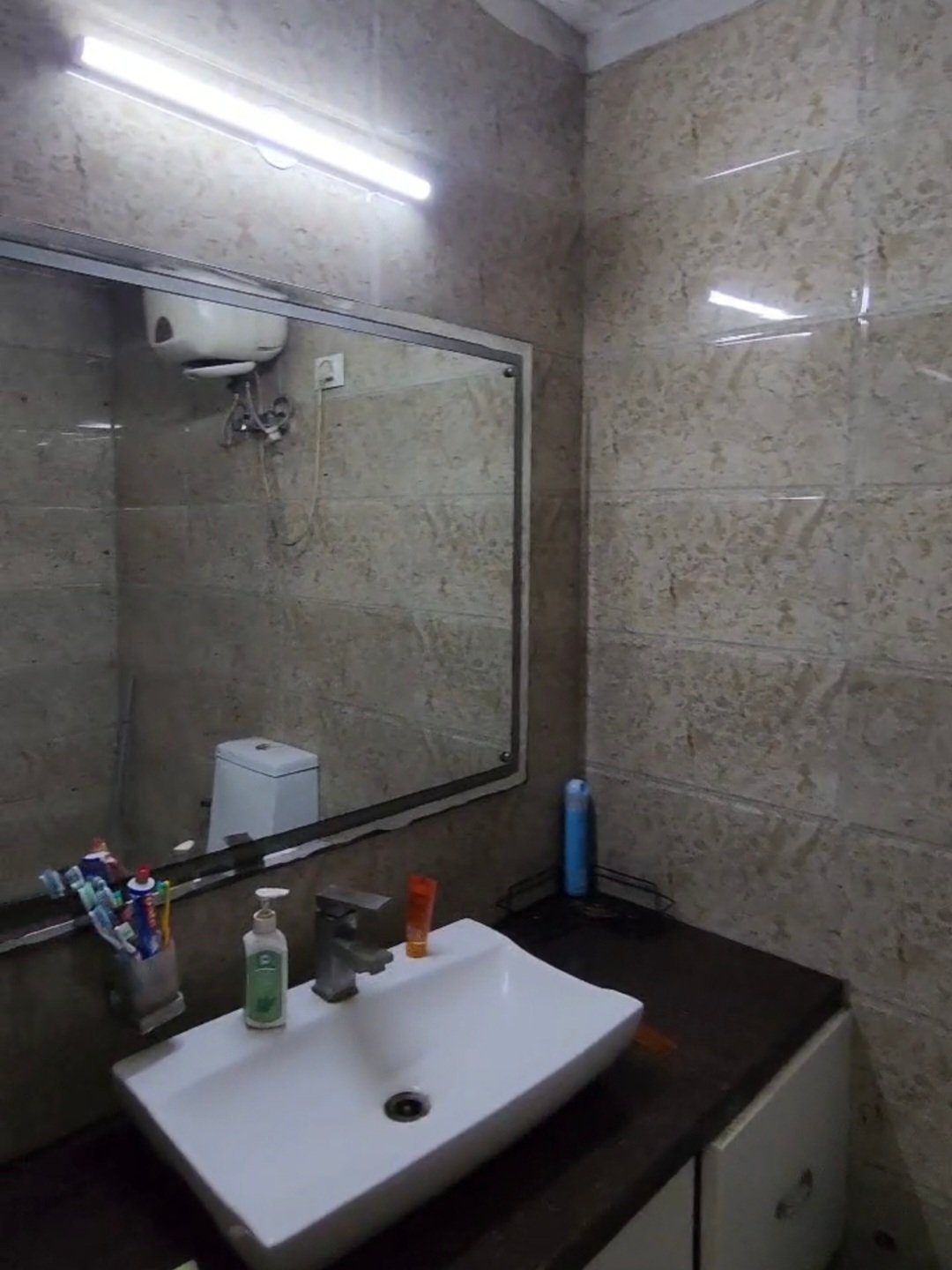 A spacious 419 gaj first-floor 4 BHK in B1 Block Janakpuri with lift, driveway car parking, and prime on-road location.