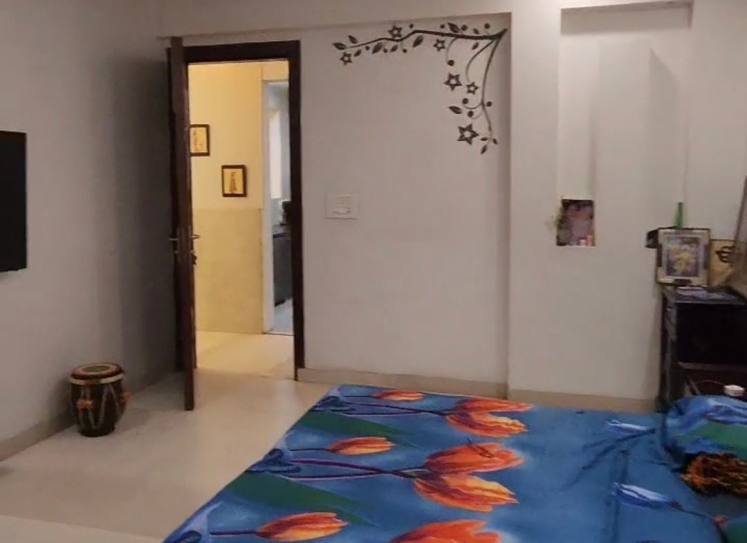 A spacious 419 gaj first-floor 4 BHK in B1 Block Janakpuri with lift, driveway car parking, and prime on-road location.