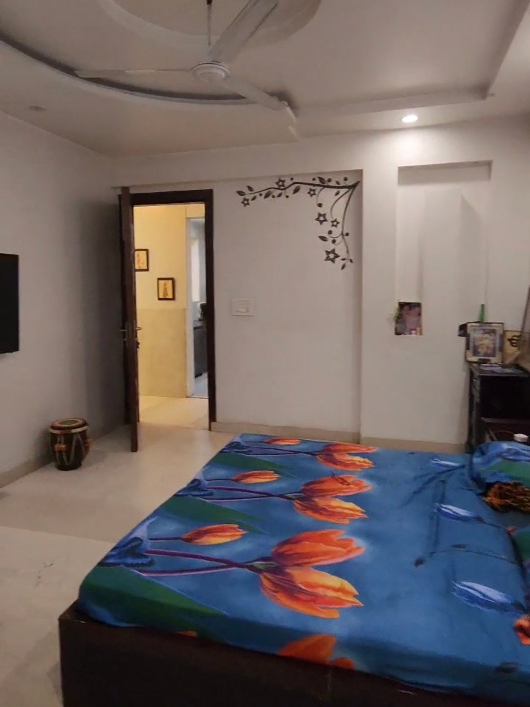 A spacious 419 gaj first-floor 4 BHK in B1 Block Janakpuri with lift, driveway car parking, and prime on-road location.