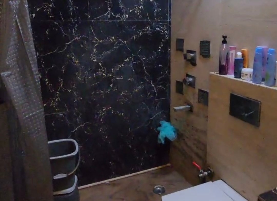 A spacious 419 gaj first-floor 4 BHK in B1 Block Janakpuri with lift, driveway car parking, and prime on-road location.