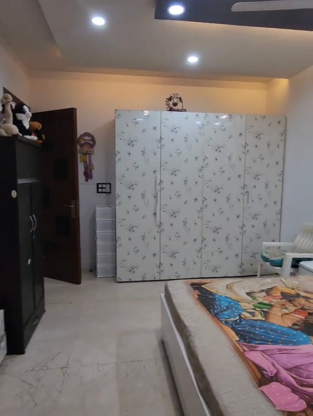 A spacious 419 gaj first-floor 4 BHK in B1 Block Janakpuri with lift, driveway car parking, and prime on-road location.