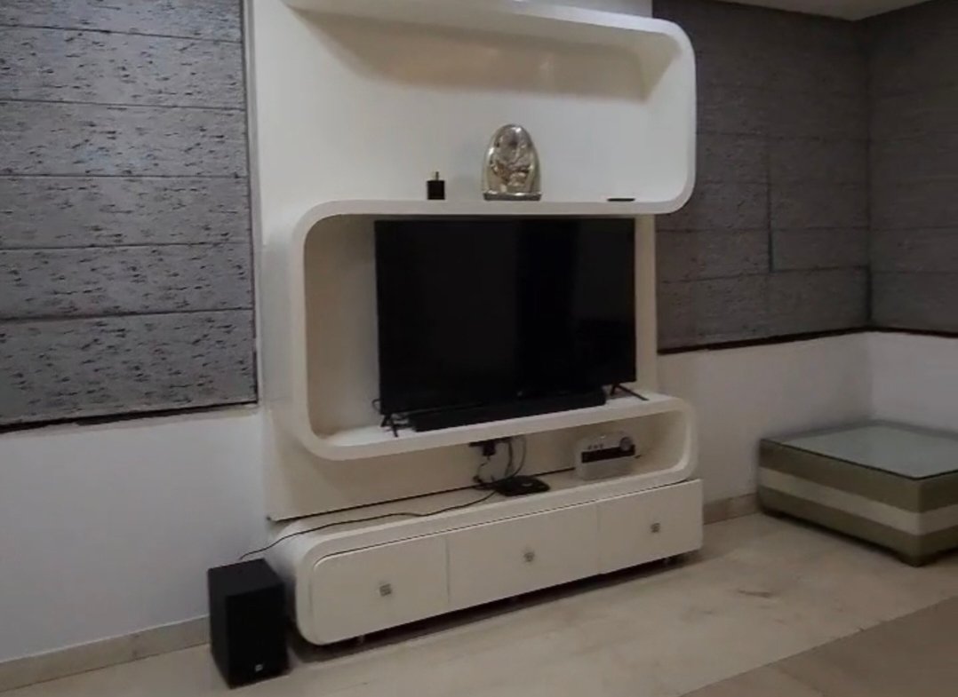 A spacious 419 gaj first-floor 4 BHK in B1 Block Janakpuri with lift, driveway car parking, and prime on-road location.