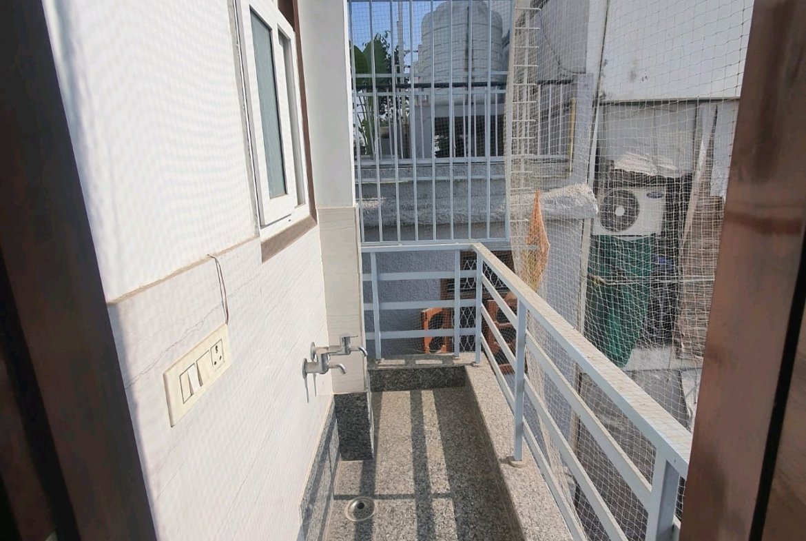 A well-designed 80 gaj top-floor builder floor in C4F Block Janakpuri with roof rights, 2 BHK + 1 room set, ACs fitted, chimney, and corner north-facing advantage.