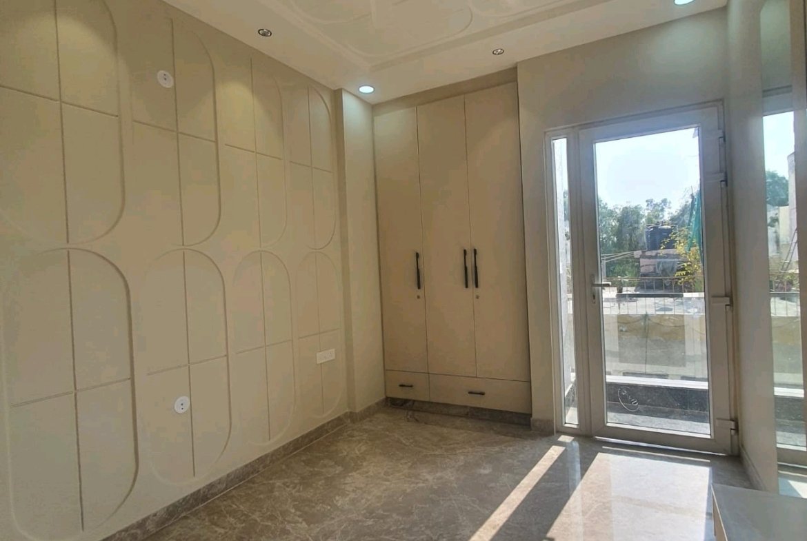 A newly built 2 BHK top-floor builder floor in C4F Block Janakpuri with roof rights and south-facing frontage—bright, modern, and perfect for end-use buyers.
