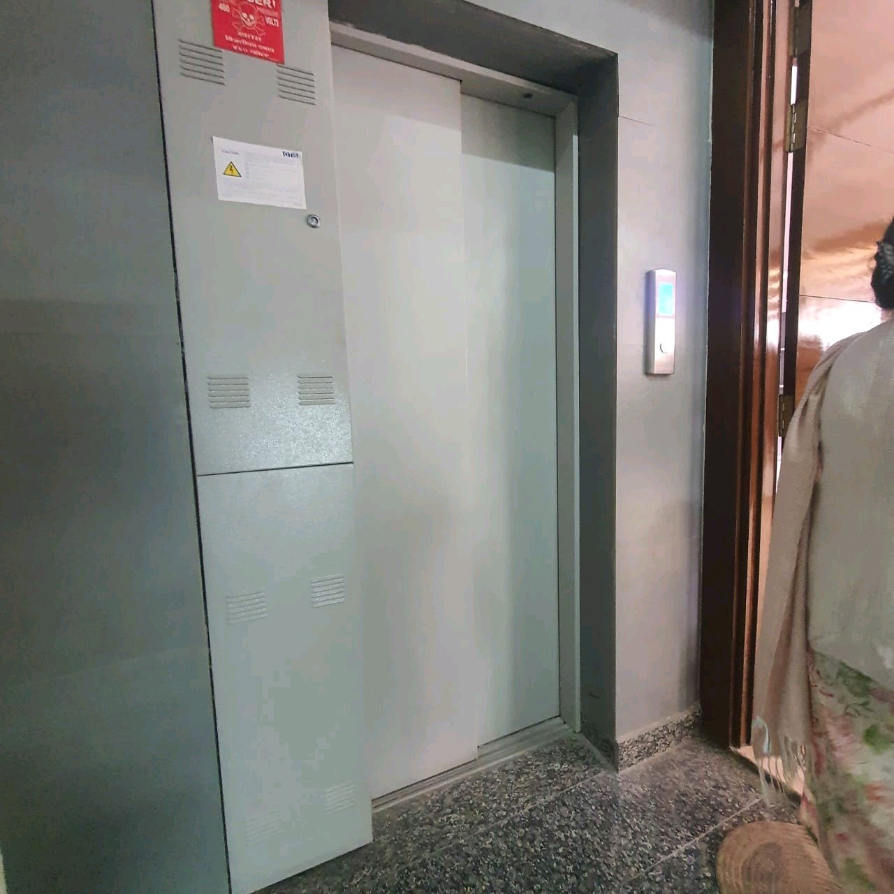 A well-designed 80 gaj top-floor builder floor in C4F Block Janakpuri with roof rights, 2 BHK + 1 room set, ACs fitted, chimney, and corner north-facing advantage.