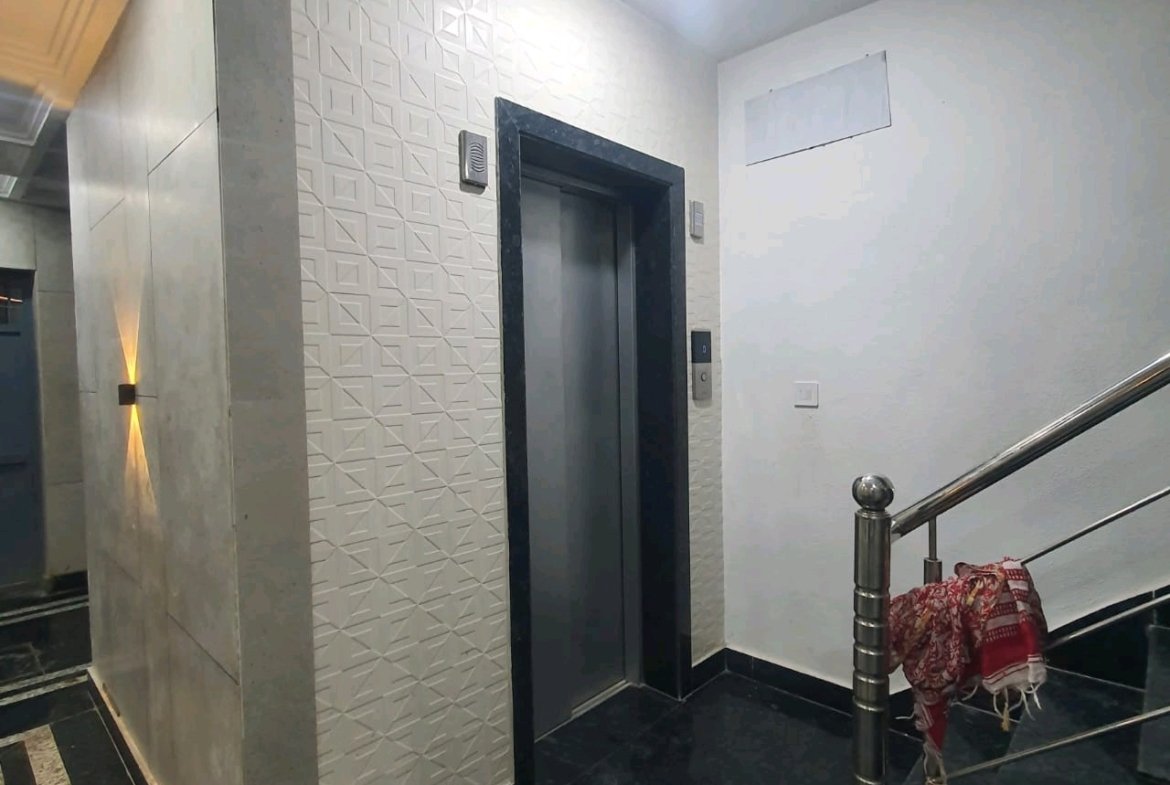 A newly built 2 BHK top-floor builder floor in C4F Block Janakpuri with roof rights and south-facing frontage—bright, modern, and perfect for end-use buyers.