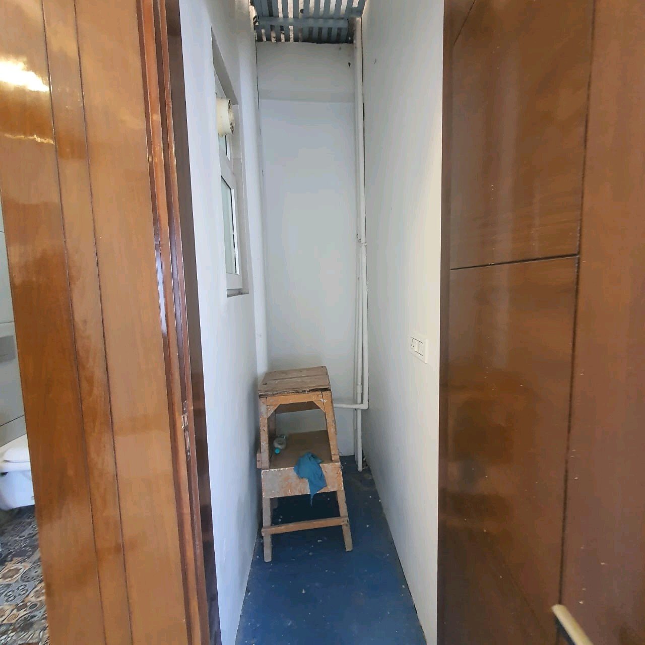 A well-designed 80 gaj top-floor builder floor in C4F Block Janakpuri with roof rights, 2 BHK + 1 room set, ACs fitted, chimney, and corner north-facing advantage.