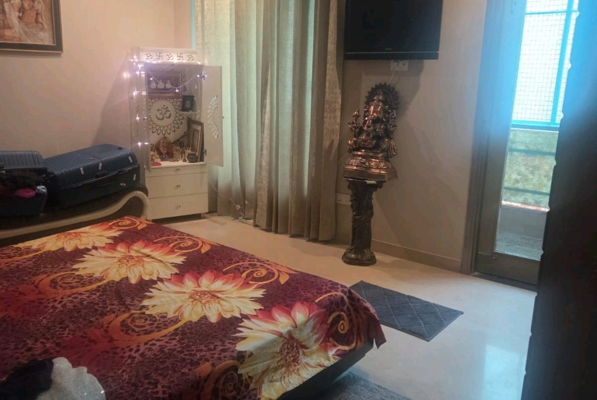 A spacious 419 gaj top-floor builder floor in A2 Block Janakpuri with 50% roof rights, lift, and car parking—ideal for premium living and future expansion.