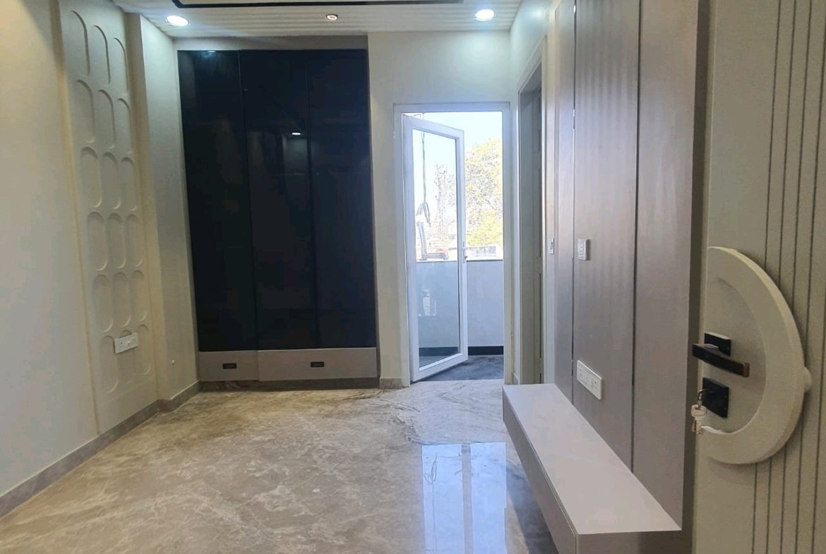 A newly built 2 BHK top-floor builder floor in C4F Block Janakpuri with roof rights and south-facing frontage—bright, modern, and perfect for end-use buyers.