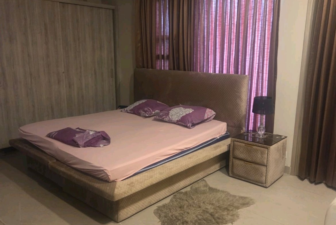 A spacious 419 gaj top-floor builder floor in A2 Block Janakpuri with 50% roof rights, lift, and car parking—ideal for premium living and future expansion.