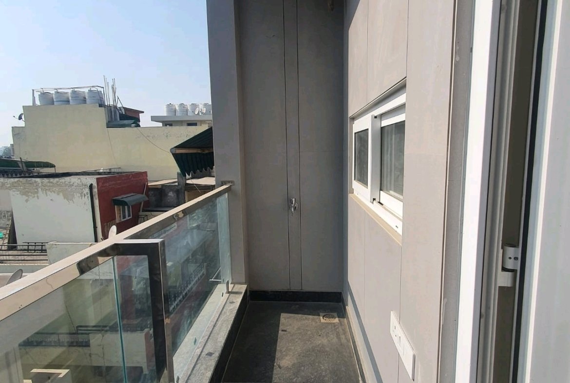 A newly built 2 BHK top-floor builder floor in C4F Block Janakpuri with roof rights and south-facing frontage—bright, modern, and perfect for end-use buyers.