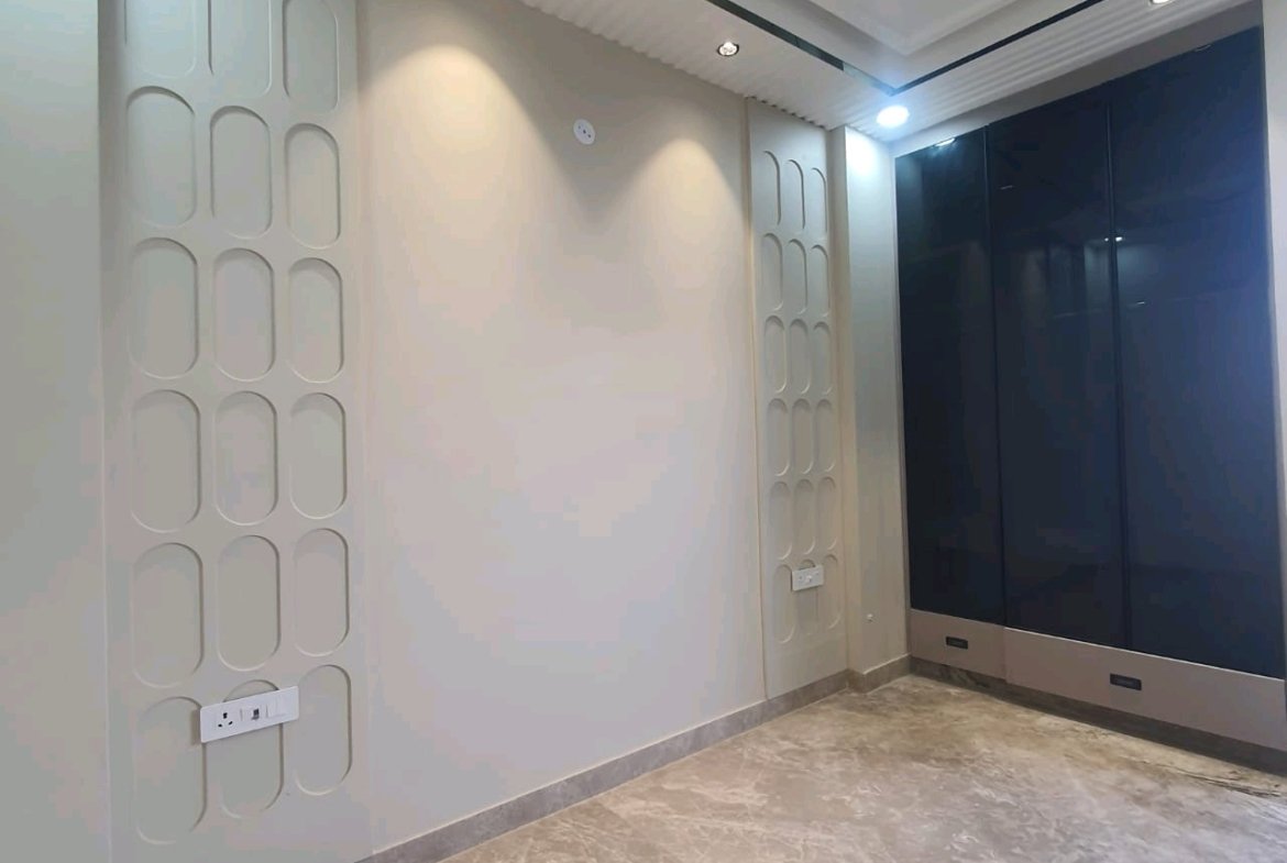 A newly built 2 BHK top-floor builder floor in C4F Block Janakpuri with roof rights and south-facing frontage—bright, modern, and perfect for end-use buyers.