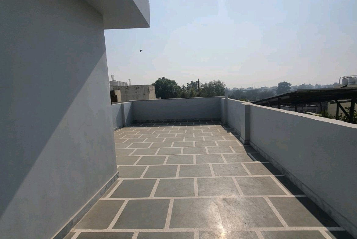 A newly built 2 BHK top-floor builder floor in C4F Block Janakpuri with roof rights and south-facing frontage—bright, modern, and perfect for end-use buyers.
